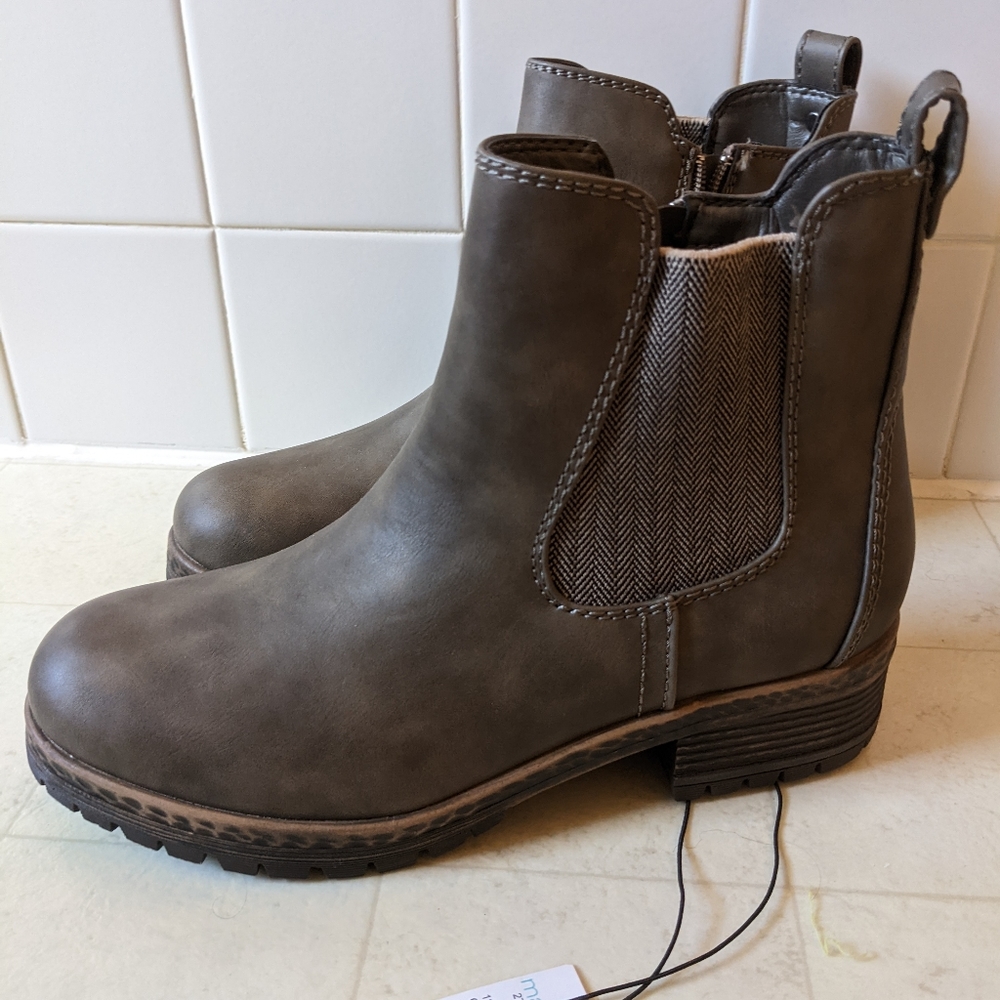 NWT Maurices Boots size 8.5